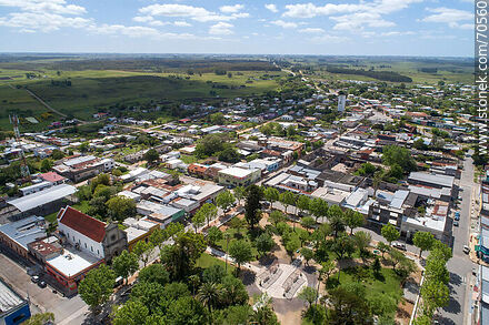 Vista aérea de la plaza Tomás Berreta y el pueblo - Departamento de Canelones - URUGUAY. Foto No. 70560
