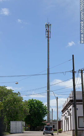 Columna con antenas de telefonía móvil - Departamento de Canelones - URUGUAY. Foto No. 70503