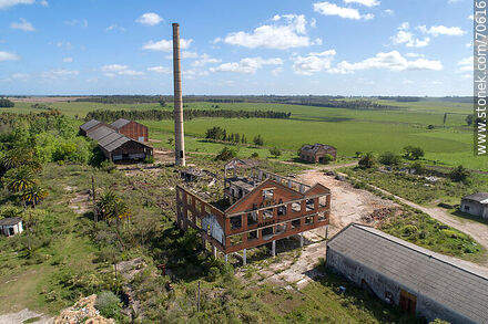 Vista aérea de las antiguas instalaciones del ingenio remolachero y azucarero de Rausa - Departamento de Canelones - URUGUAY. Foto No. 70616