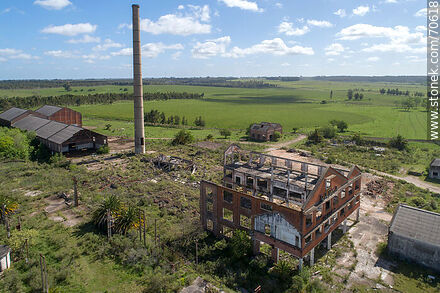Vista aérea de las antiguas instalaciones del ingenio remolachero y azucarero de Rausa - Departamento de Canelones - URUGUAY. Foto No. 70618