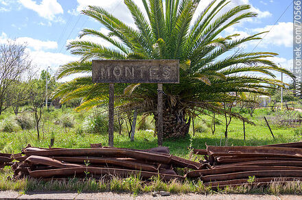 Estación de ferrocarril de Montes. Cartel. Durmientes de hierro apilados - Departamento de Canelones - URUGUAY. Foto No. 70566