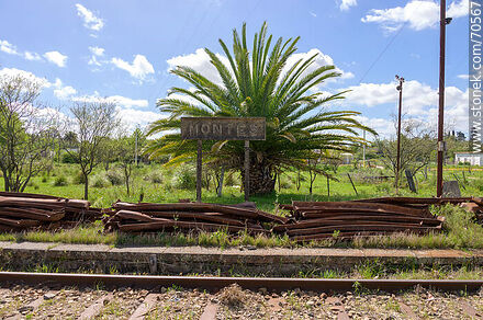 Estación de ferrocarril de Montes. Cartel. Durmientes de hierro apilados - Departamento de Canelones - URUGUAY. Foto No. 70567