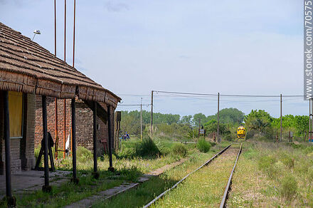 Antigua estación de ferrocarril de Montes. Se aproxima una locomotora - Departamento de Canelones - URUGUAY. Foto No. 70575