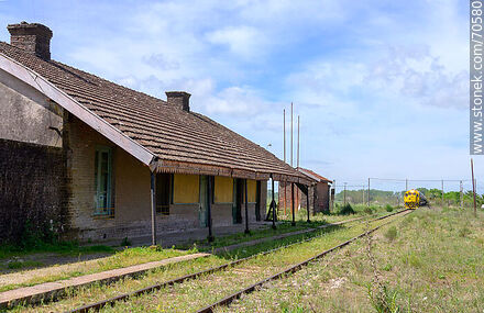 Antigua estación de ferrocarril de Montes. Se aproxima un tren de carga - Departamento de Canelones - URUGUAY. Foto No. 70580