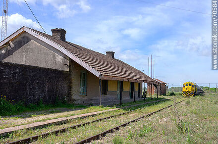 Antigua estación de ferrocarril de Montes. Tren de carga desde Minas - Departamento de Canelones - URUGUAY. Foto No. 70584