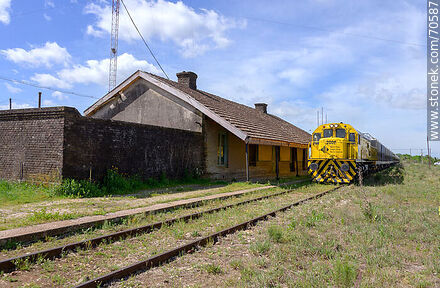 Antigua estación de ferrocarril de Montes. Tren de carga desde Minas - Departamento de Canelones - URUGUAY. Foto No. 70587