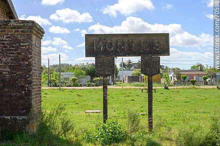 Estación de ferrocarril de Montes. Cartel - Departamento de Canelones - URUGUAY. Foto No. 70598