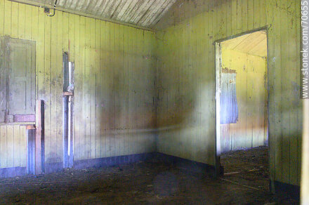 Antigua estación de ferrocarril abandonada - Departamento de Canelones - URUGUAY. Foto No. 70655