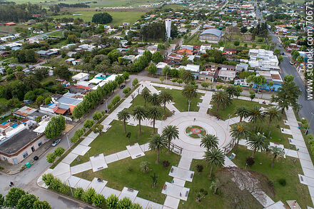Vista aérea de la plaza Lázaro Cabrera - Departamento de Lavalleja - URUGUAY. Foto No. 70671