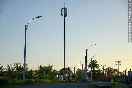 Columna con antenas de telefonía de Tapia - Departamento de Canelones - URUGUAY. Foto No. 70718