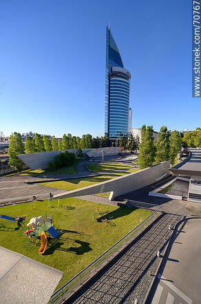 Torre de las Telecomunicaciones y la plaza anexa - Antel - Departamento de Montevideo - URUGUAY. Foto No. 70767