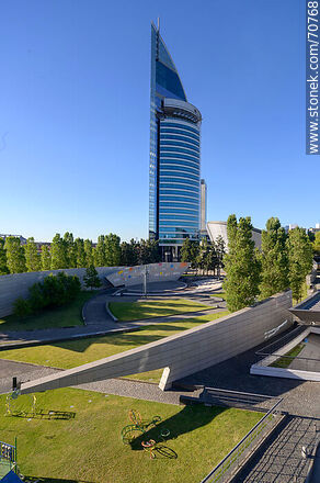 Torre de las Telecomunicaciones y la plaza anexa - Antel - Departamento de Montevideo - URUGUAY. Foto No. 70768