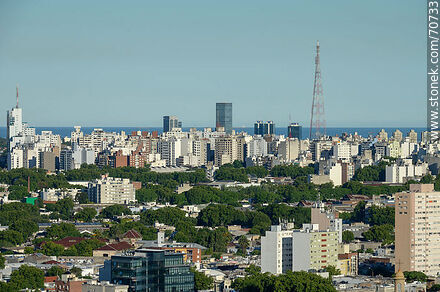 Vista aérea al sureste de Montevideo desde la Torre de las Telecomunicaciones. Torres del Buceo. Antena del Canal 4 - Departamento de Montevideo - URUGUAY. Foto No. 70733