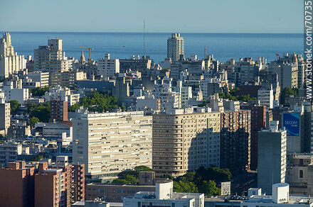 Vista aérea desde la Torre de las Telecomunicaciones. Edificios de la Avenida del Libertador - Departamento de Montevideo - URUGUAY. Foto No. 70735