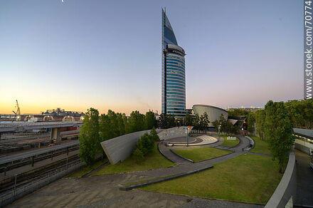 Torre de las Telecomunicaciones y su plaza al atardecer - Departamento de Montevideo - URUGUAY. Foto No. 70774