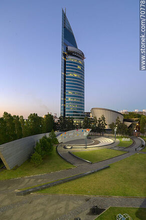 Torre de las Telecomunicaciones y su plaza al atardecer - Departamento de Montevideo - URUGUAY. Foto No. 70778