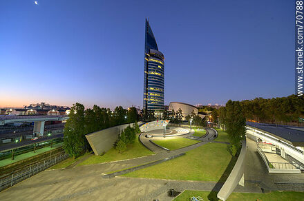 Torre de las Telecomunicaciones y su plaza al anochecer - Departamento de Montevideo - URUGUAY. Foto No. 70788