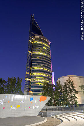 Torre de las Telecomunicaciones y su plaza al anochecer - Departamento de Montevideo - URUGUAY. Foto No. 70797