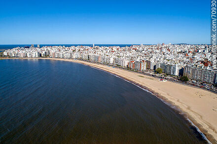 Vista aérea de la playa y rambla de Pocitos - Departamento de Montevideo - URUGUAY. Foto No. 70930