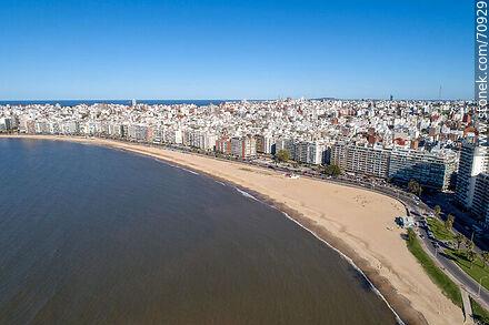 Vista aérea de la playa y rambla de Pocitos - Departamento de Montevideo - URUGUAY. Foto No. 70929