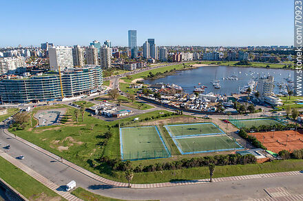 Vista aérea de las canchas del Yatch Club, puerto y torres del Buceo - Departamento de Montevideo - URUGUAY. Foto No. 70923