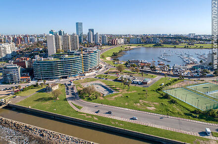 Vista aérea del edificio Forum en construcción, el colector y la Av. L. A. de Herrera - Departamento de Montevideo - URUGUAY. Foto No. 70922