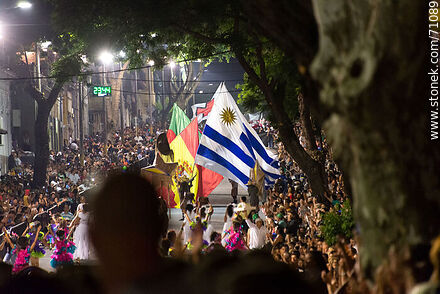 Llamadas 2018. Bandera uruguaya desfilando por la calle Isla de Flores - Departamento de Montevideo - URUGUAY. Foto No. 71089