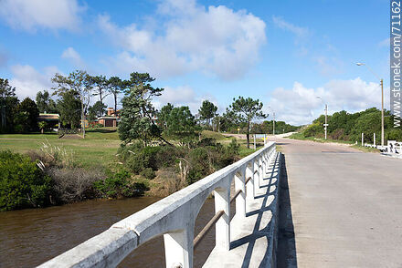 Puente de la rambla Miguel Perea sobre el arroyo Sarandí - Departamento de Canelones - URUGUAY. Foto No. 71162