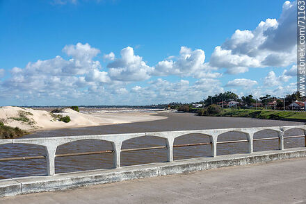 Puente de la rambla Miguel Perea sobre el arroyo Sarandí - Departamento de Canelones - URUGUAY. Foto No. 71163