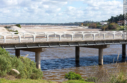 Puente de la rambla Miguel Perea sobre el arroyo Sarandí - Departamento de Canelones - URUGUAY. Foto No. 71170