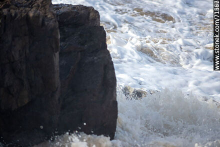 The sea breaking over the rocks in a southeast storm - Department of Maldonado - URUGUAY. Photo #71238