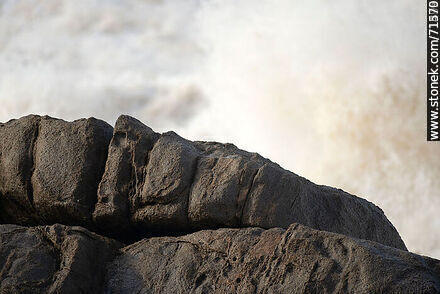Rocas erosionadas a la orilla del mar - Departamento de Maldonado - URUGUAY. Foto No. 71241
