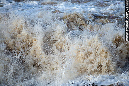 Explosión de agua de mar sobre la orilla -  - IMÁGENES VARIAS. Foto No. 71183