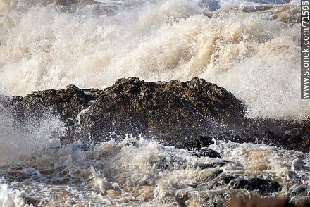 El mar rompiendo sobre las rocas en una sudestada - Departamento de Maldonado - URUGUAY. Foto No. 71504