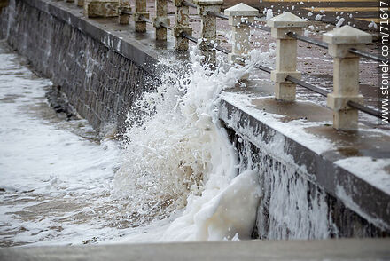 Foam breaking over the sea wall and splashing the promenade - Department of Maldonado - URUGUAY. Photo #71647