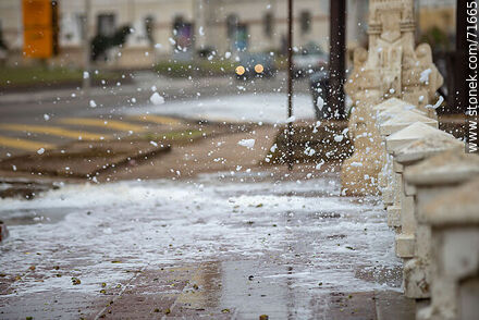 The sea splashing the sidewalk with salty foam - Department of Maldonado - URUGUAY. Photo #71665
