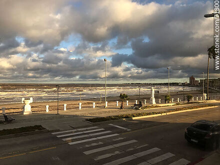 Paisaje invernal soleado y nuboso de la rambla y playa - Departamento de Maldonado - URUGUAY. Foto No. 71800