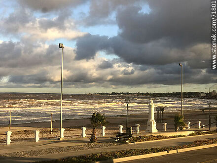 Paisaje invernal soleado y nuboso de la rambla y playa - Departamento de Maldonado - URUGUAY. Foto No. 71801