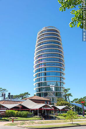 Parrillada El Palenque y un edificio de secciones horizontales circulares variables - Punta del Este y balnearios cercanos - URUGUAY. Foto No. 71844