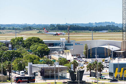 Rotonda, ómnibus de Copsa, Autolíder, Pharma Hub y avión de Gol para decolar - Departamento de Canelones - URUGUAY. Foto No. 71870