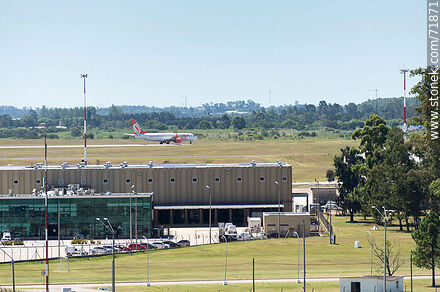 Terminal de cargas del aeropuerto. Avión de Gol - Departamento de Canelones - URUGUAY. Foto No. 71871