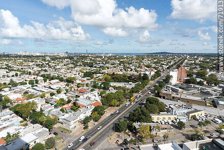 Vista aérea de Bulevar Artigas hacia el oeste - Departamento de Montevideo - URUGUAY. Foto No. 71913