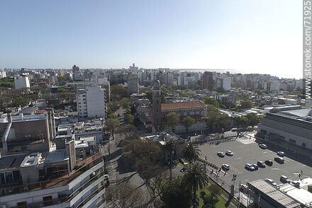 La calle Ellauri, estacionamiento del Punta Carretas Shopping - Departamento de Montevideo - URUGUAY. Foto No. 71925