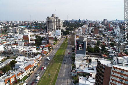 Vista aérea de Avenida Italia hacia el Centro. Hospital de Clínicas. Año 2017 - Departamento de Montevideo - URUGUAY. Foto No. 71947