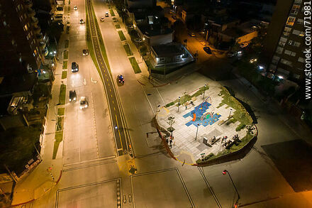 Vista aérea nocturna de la plaza Miguel Hernández sobre la Av. L. A. de Herrera - Departamento de Montevideo - URUGUAY. Foto No. 71981