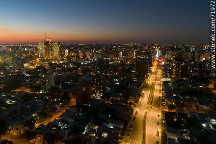 Vista aérea de la Av. L. A. de Herrera al norte al atardecer. Hospital de Clínicas - Departamento de Montevideo - URUGUAY. Foto No. 71972