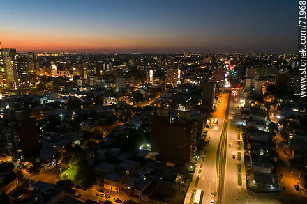 Vista aérea de la Av. L. A. de Herrera al norte al anochecer - Departamento de Montevideo - URUGUAY. Foto No. 71968