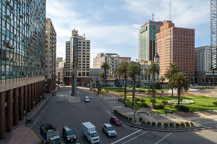 Vista aérea de la Plaza Independencia desde Juncal esquina Buenos Aires - Departamento de Montevideo - URUGUAY. Foto No. 71956
