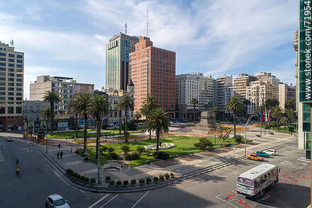 Vista aérea de la Plaza Independencia desde Juncal esquina Buenos Aires - Departamento de Montevideo - URUGUAY. Foto No. 71954
