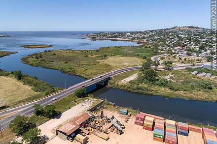 Vista aérea de la Av. Carlos Ma. Ramírez y el puente sobre el arroyo Pantanoso - Departamento de Montevideo - URUGUAY. Foto No. 72011